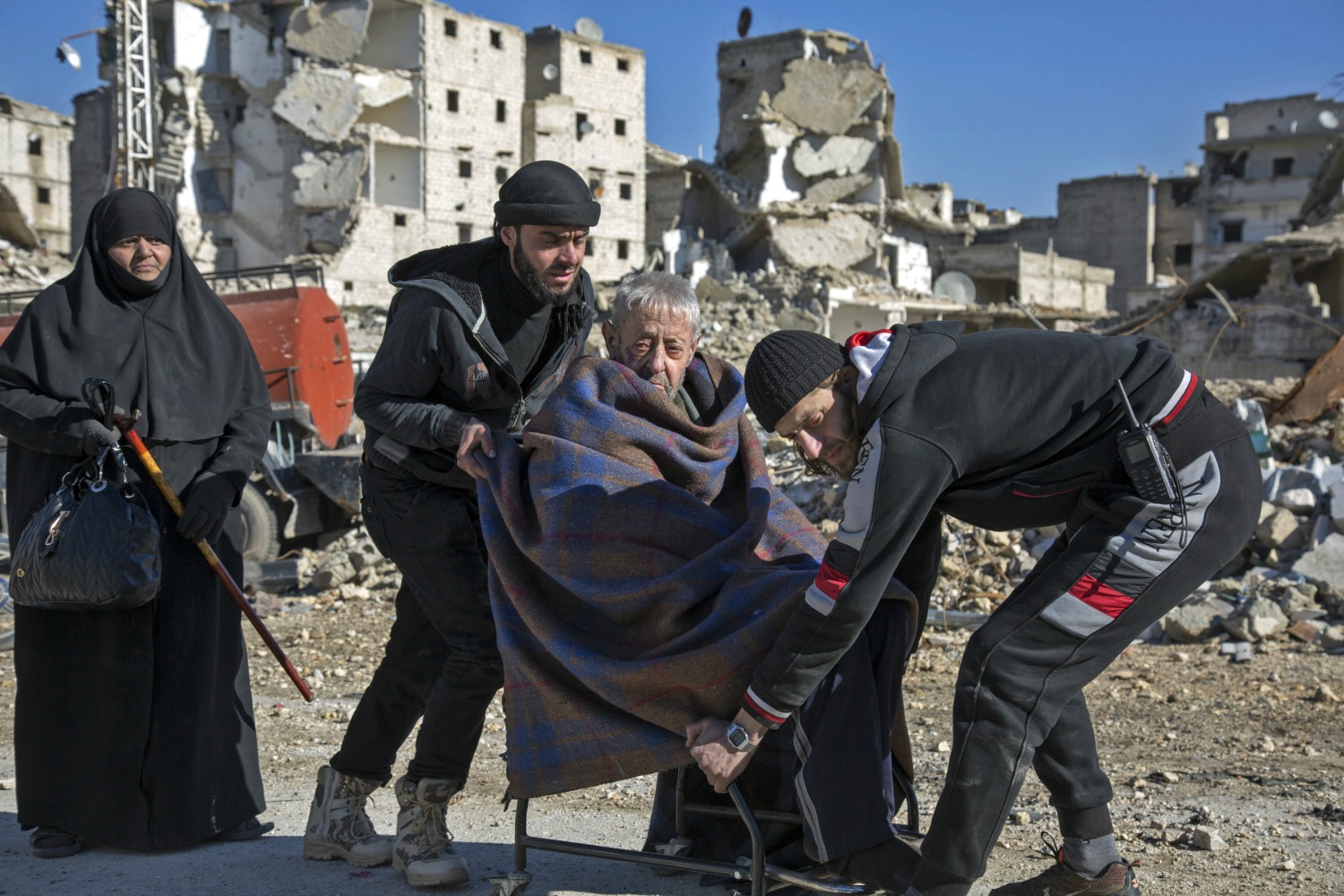 Comienza la evacuación de civiles y heridos de Alepo pero la guerra continúa