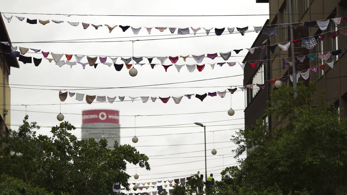 Las calles de Sudáfrica se llenan de ropa interior usada en protesta contra las violaciones