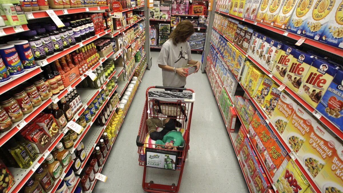 Un supermercado danés da salida a los alimentos caducados