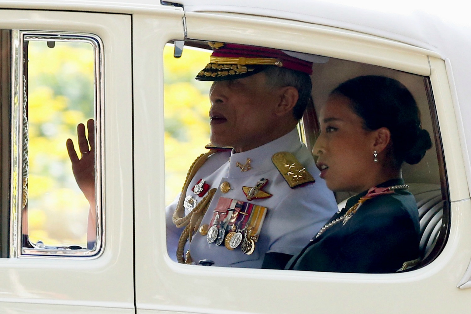 Primera aparición pública del controvertido nuevo rey de Tailandia