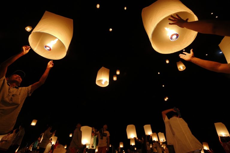 Cientos de linternas de papel iluminaron el cielo nocturno de Ban Nam Khem, en Indonesia, en homenaje a las víctimas el 26 de diciembre de 2014. (Foto: Athit Perawongmetha / Reuters)
