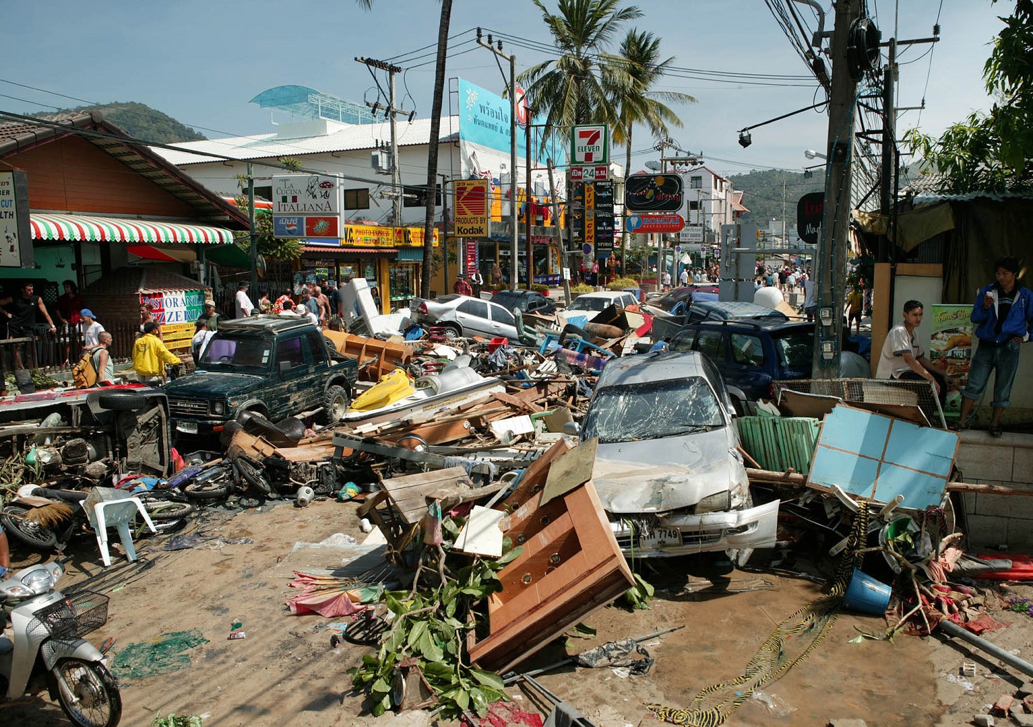 Пхукет землетрясение. Землетрясение в Тайланде 2004. ЦУНАМИ В Тайланде 2004 волна.