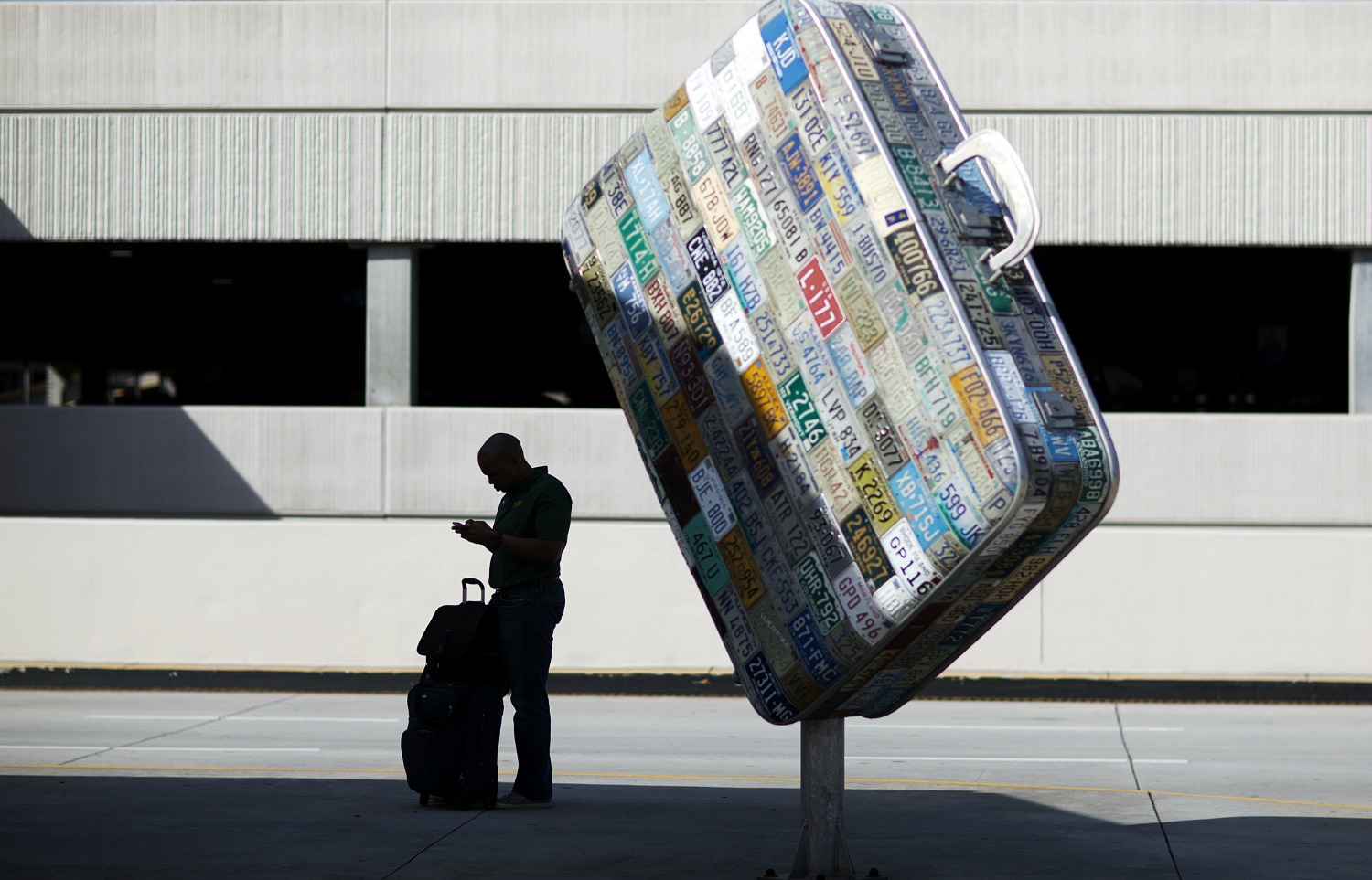 Para los muy viajeros se recomienda salir a la puerta de casa en Nochevieja con una maleta vacía (Foto: David Goldman / AP)