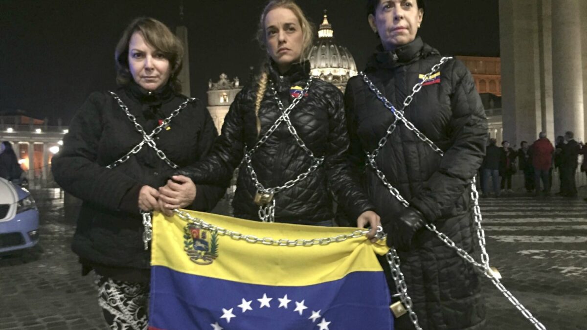 Tintori, encadenada ante el Vaticano por la libertad de los presos venezolanos