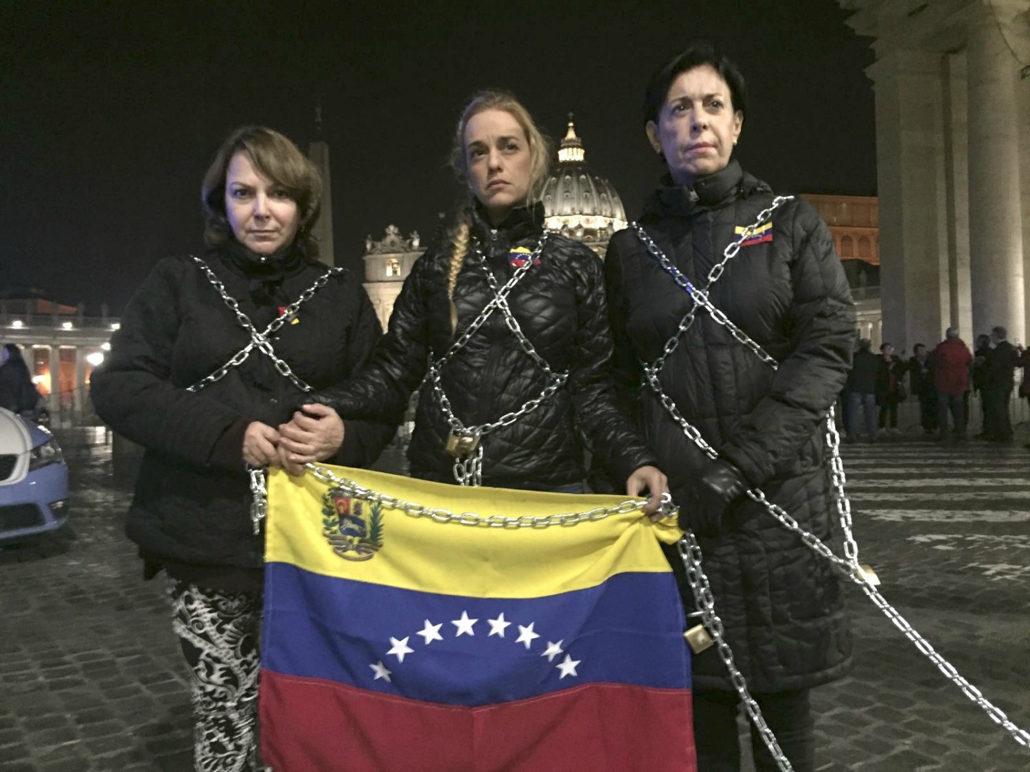 Tintori, encadenada ante el Vaticano por la libertad de los presos venezolanos