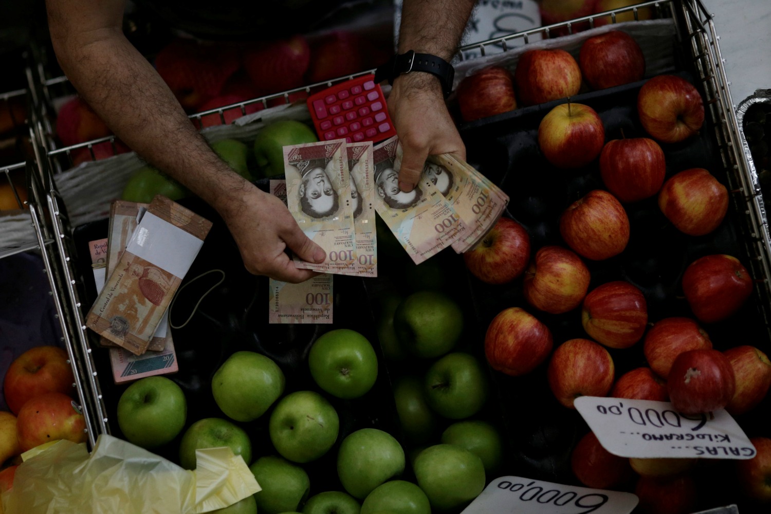 Maduro ordena retirar los billetes de 100 bolívares en medio de la creciente inflación