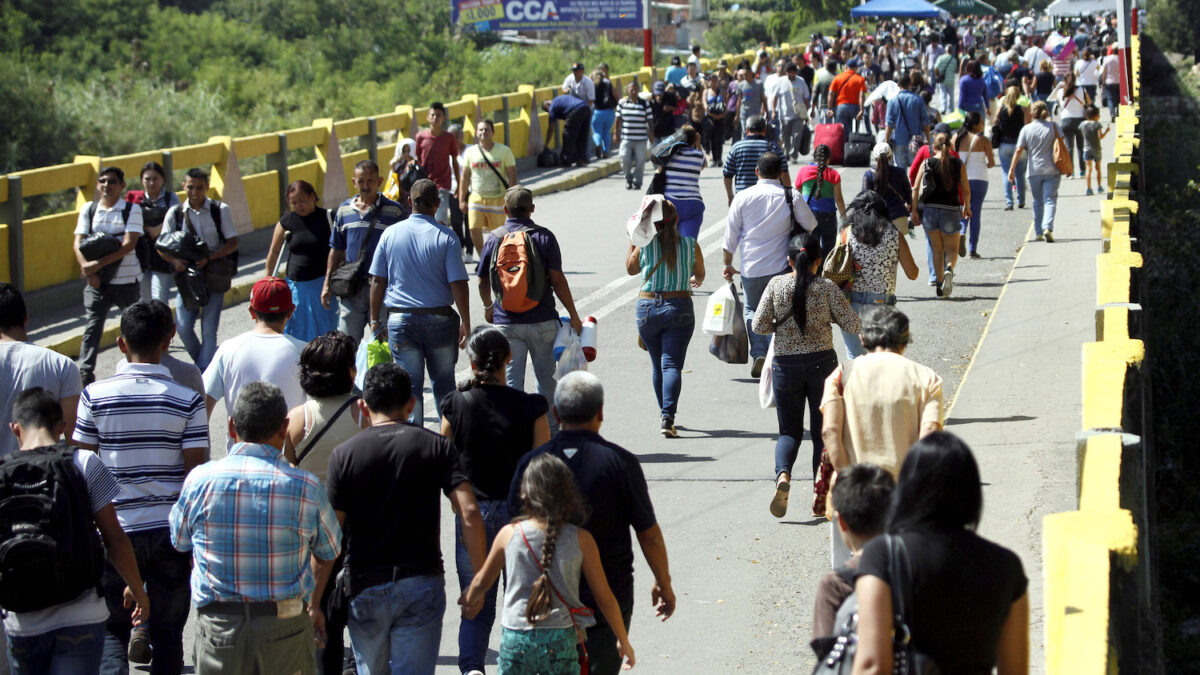 Miles de venezolanos cruzan a Colombia tras la reapertura de la frontera