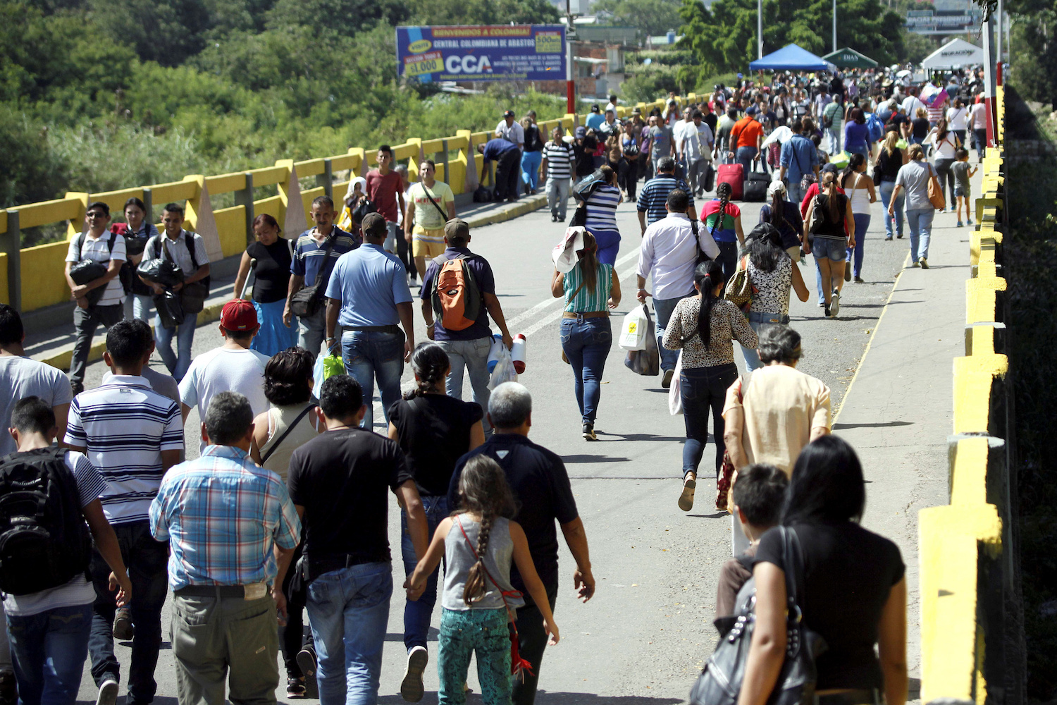Miles de venezolanos cruzan a Colombia tras la reapertura de la frontera