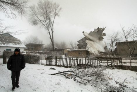 Al menos 37 muertos al estrellarse un avión de carga en una zona poblada de Kirguistán