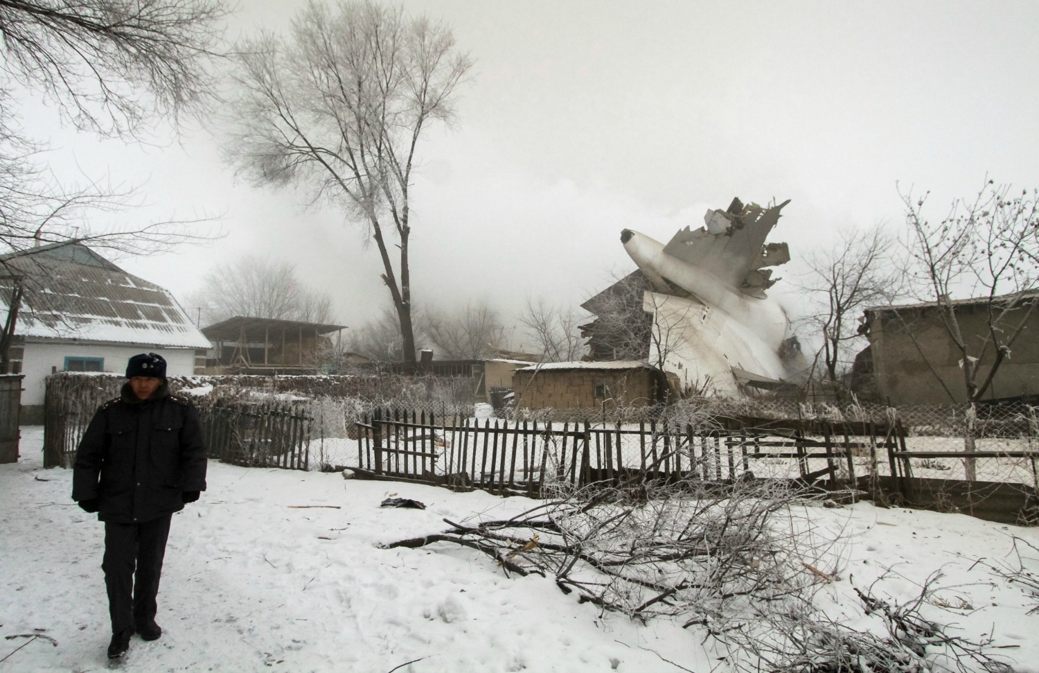 Al menos 37 muertos al estrellarse un avión de carga en una zona poblada de Kirguistán