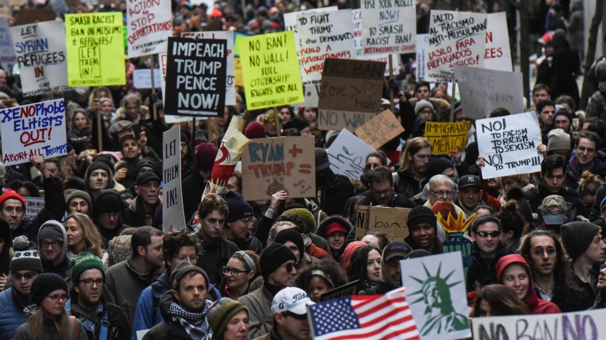 Decenas de miles de personas protestan contra el decreto de Trump sobre inmigración