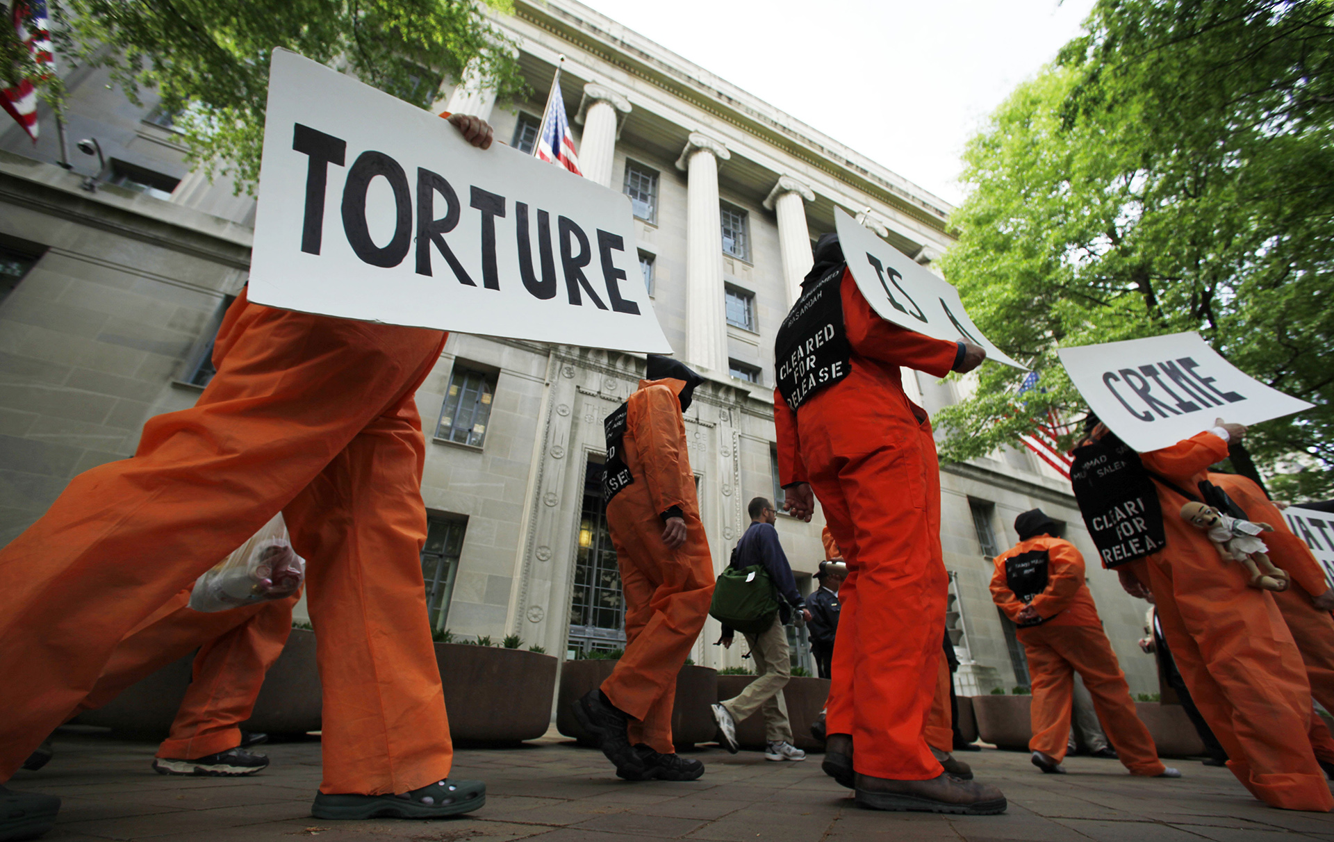 Participantes en una manifestación protestan contra la tortura en Guantánamo. (Foto: Manuel Balce Ceneta/AP)
