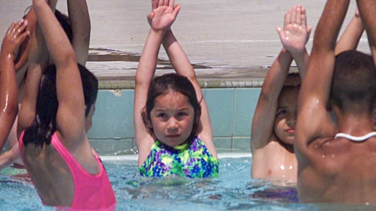 Las niñas musulmanas deben asistir a clases mixtas de natación