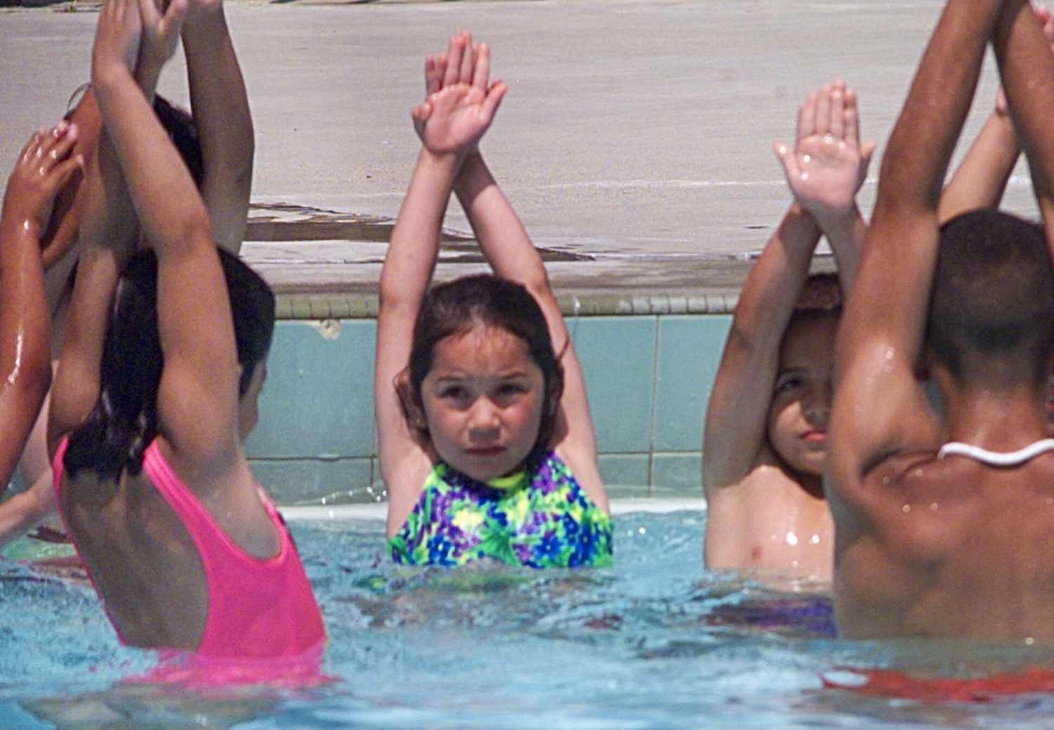 Las niñas musulmanas deben asistir a clases mixtas de natación
