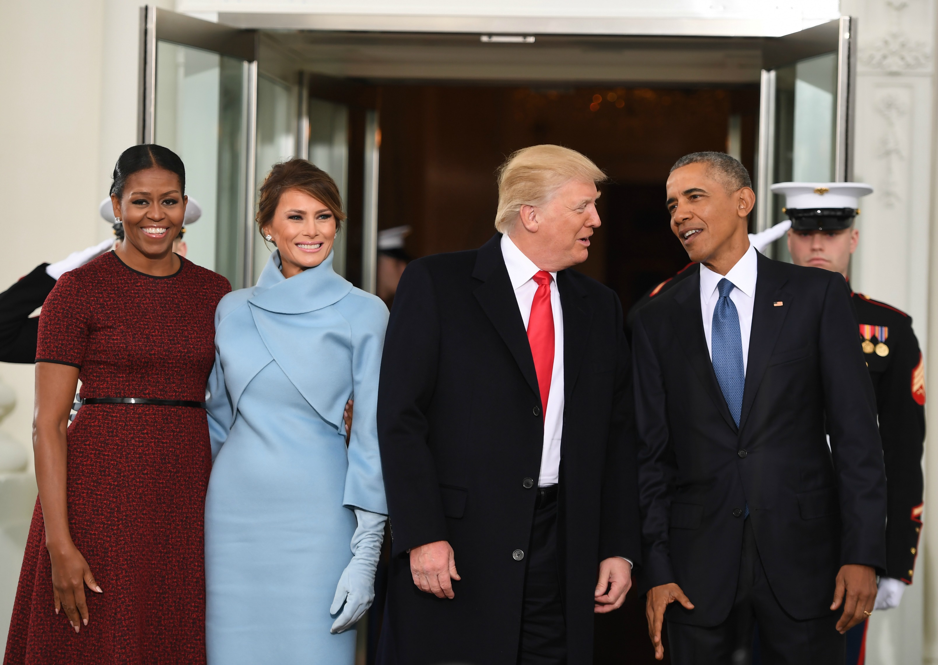 Los Obama reciben en la escalinata a Donald Trump y a su mujer Melania en las escalinatas de la Casa Blanca ( Foto: Jim Watson / AFP)