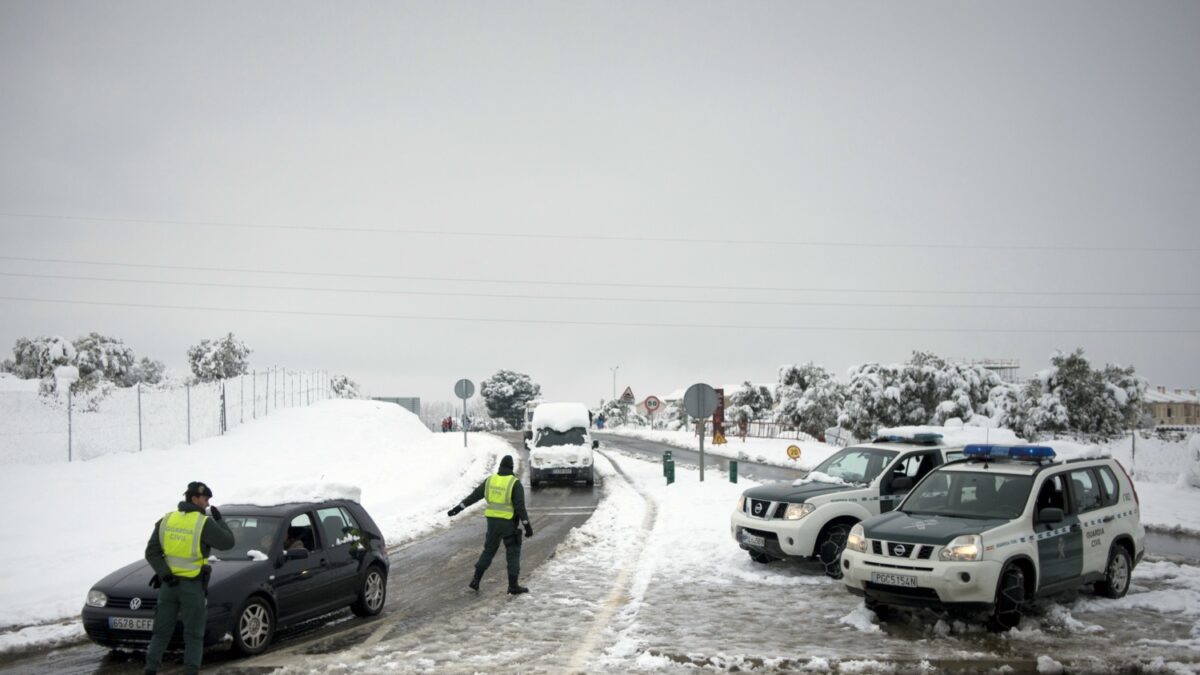 Miles de conductores, atrapados por la nieve en varias carreteras españolas