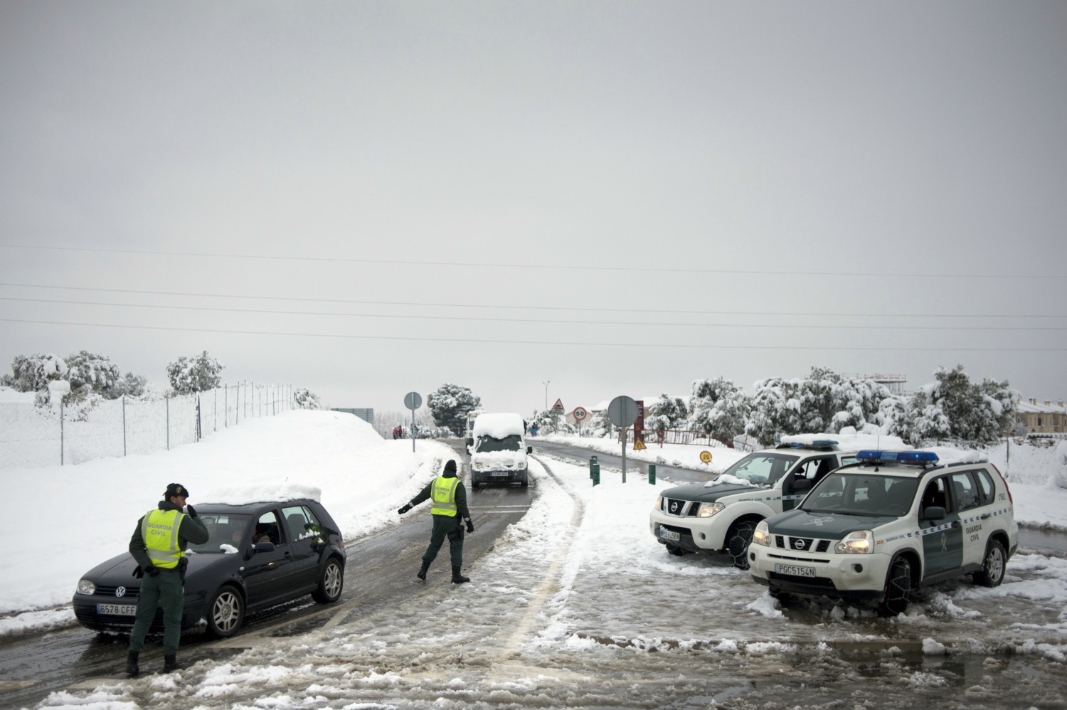 Miles de conductores, atrapados por la nieve en varias carreteras españolas