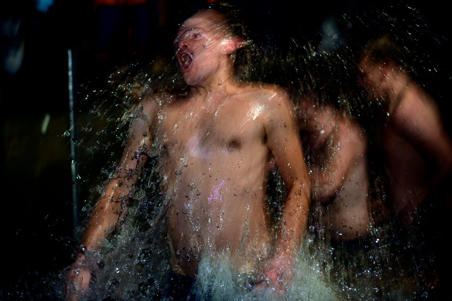 Miles de rusos se bañan en aguas gélidas para celebrar la Epifanía ortodoxa