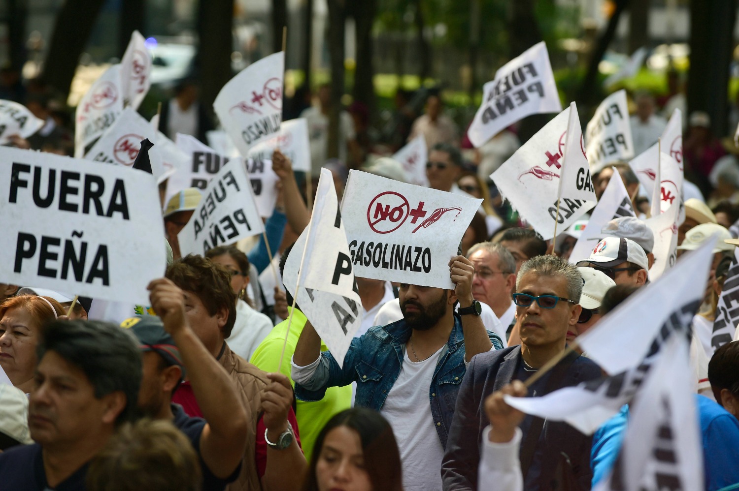 Los mexicanos protestan por la "desproporcionada" subida del precio de los carburantes