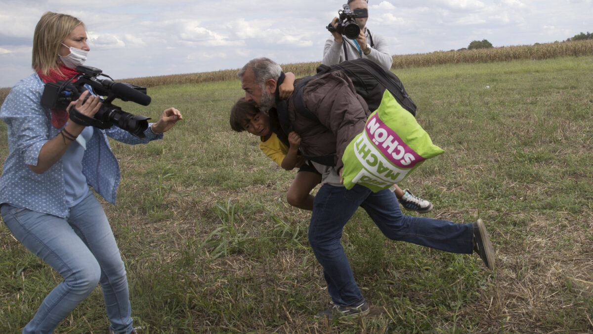 Tres años de libertad vigilada para la reportera húngara que pateó a refugiados