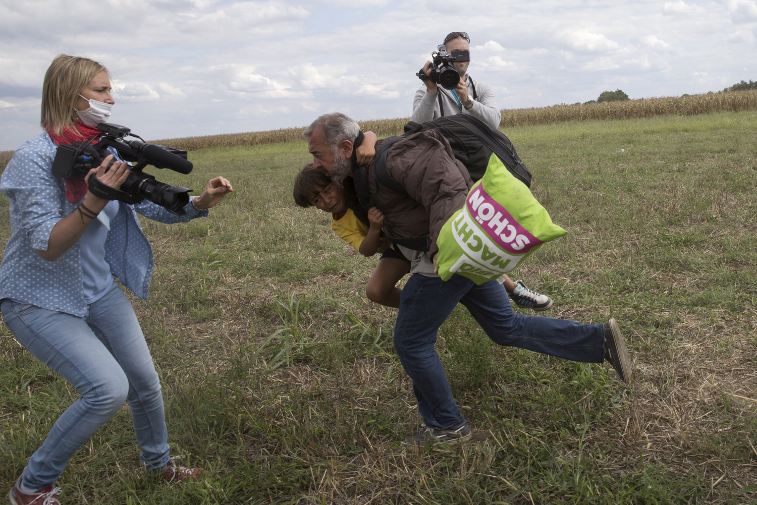 Tres años de libertad vigilada para la reportera húngara que pateó a refugiados