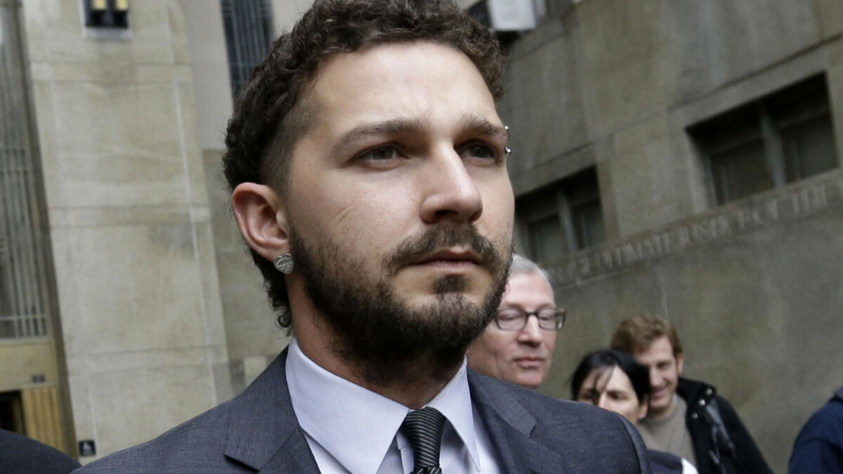 El actor Shia LaBeouf, detenido por protestar contra Trump