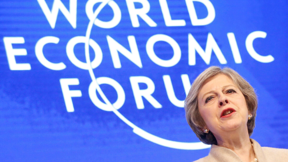 Theresa May intenta calmar a los inversores en Davos