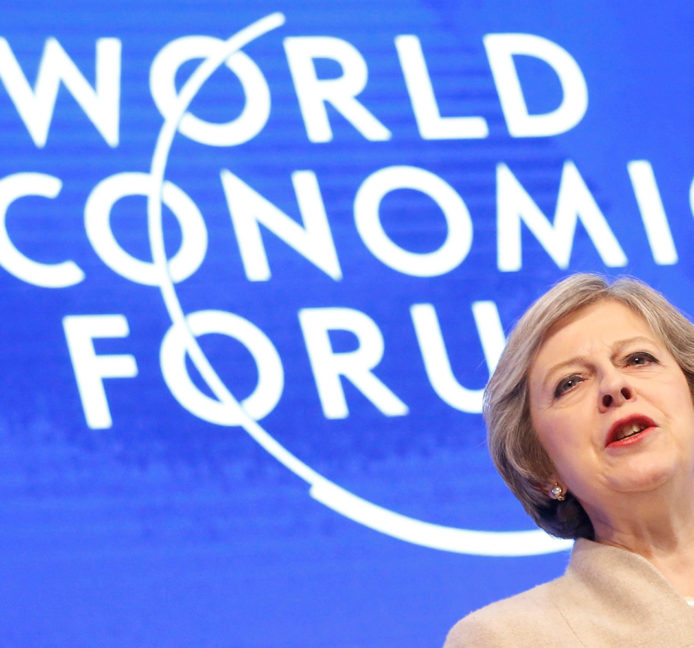Theresa May intenta calmar a los inversores en Davos