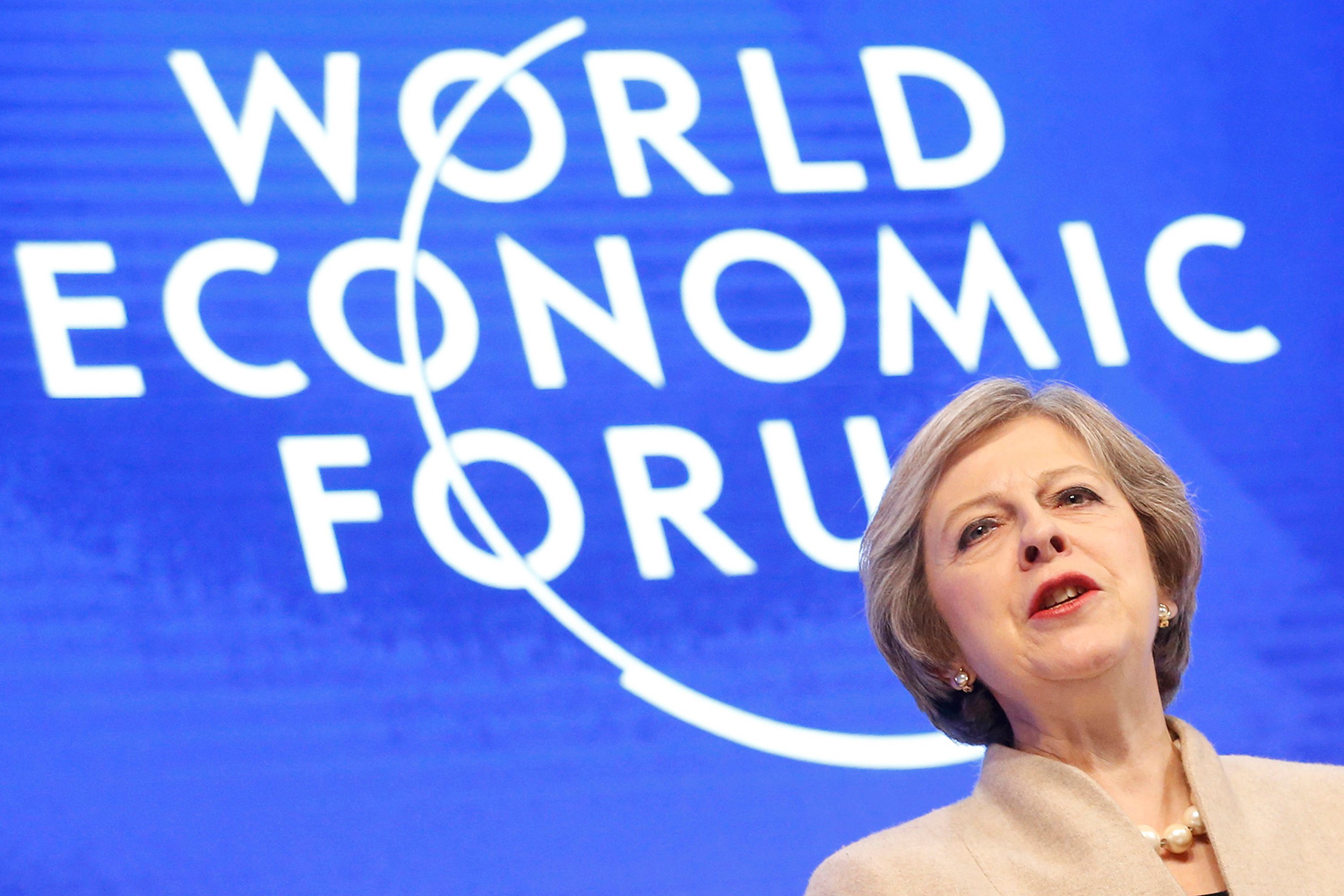 Theresa May intenta calmar a los inversores en Davos