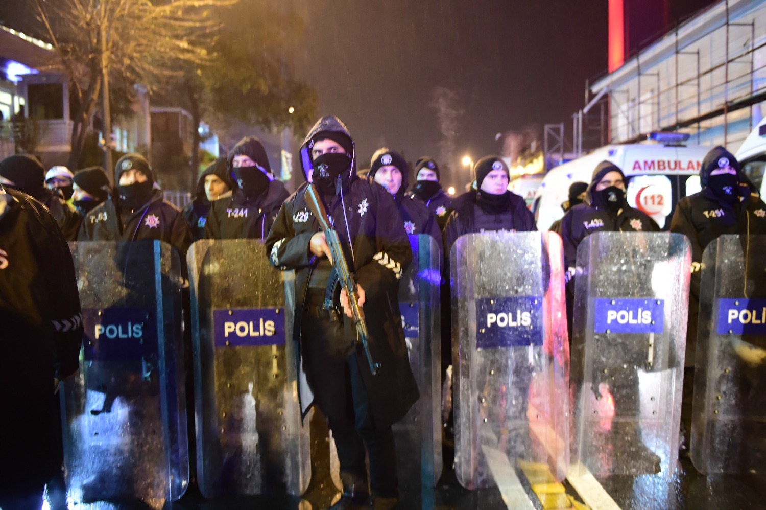 Al menos 39 muertos en un sangriento Fin de Año en una discoteca de Estambul