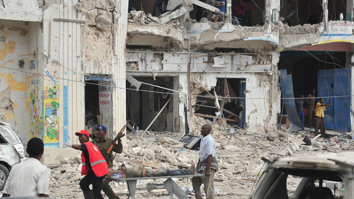 Cerca de 30 muertos en un doble atentado cerca de un hotel en Somalia