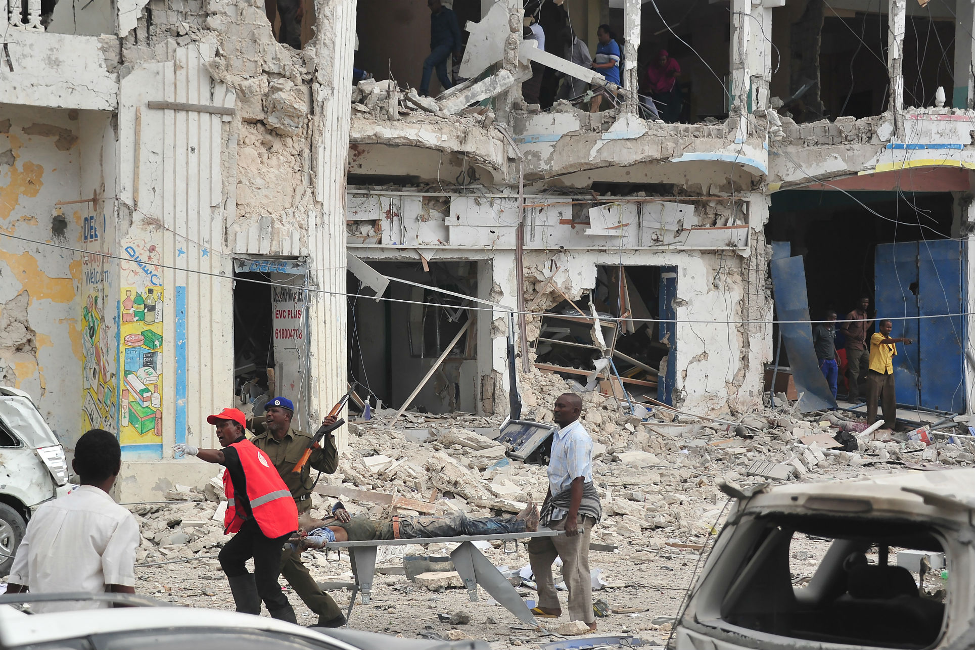 Cerca de 30 muertos en un doble atentado cerca de un hotel en Somalia