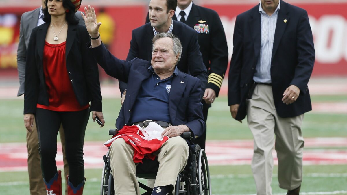 George H. W. Bush vuelve a ser hospitalizado a los 92 años