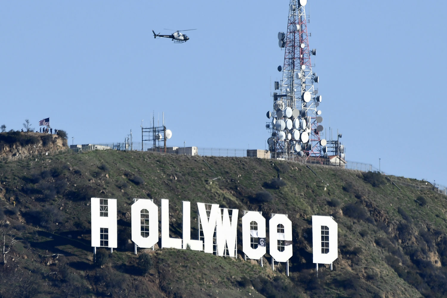 Alteran el letrero ‘Hollywood’ para celebrar la legalización del cannabis