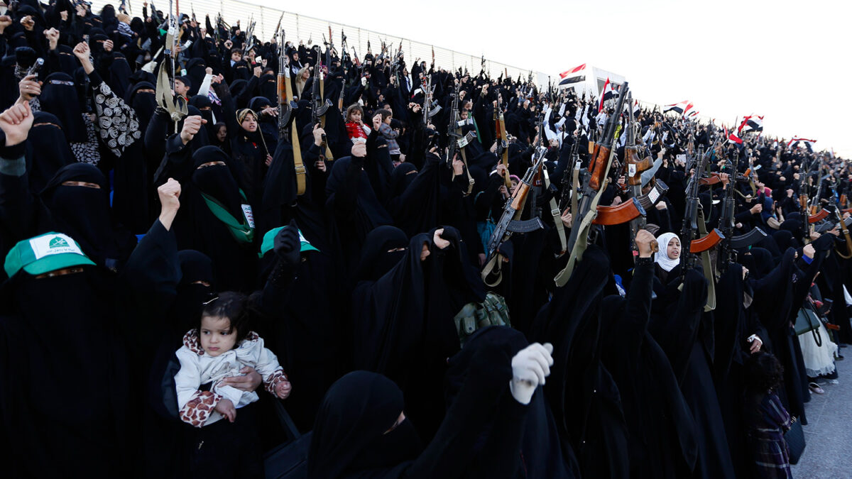 Mujeres rebeldes yemeníes llevan a sus bebés a una manifestación anti Arabia a la que acuden con ametralladoras y lanzacohetes