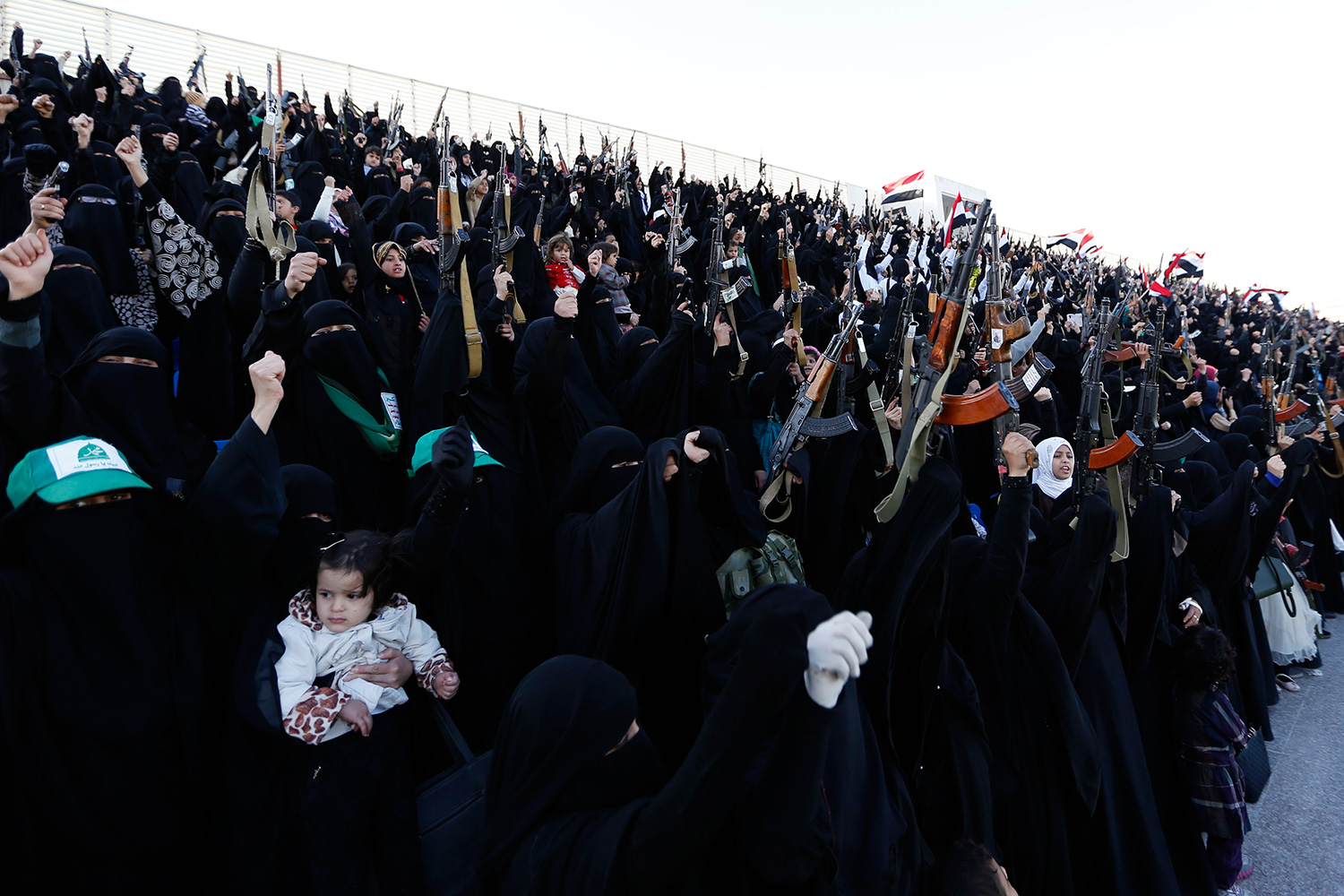 Mujeres rebeldes yemeníes llevan a sus bebés a una manifestación anti Arabia a la que acuden con ametralladoras y lanzacohetes