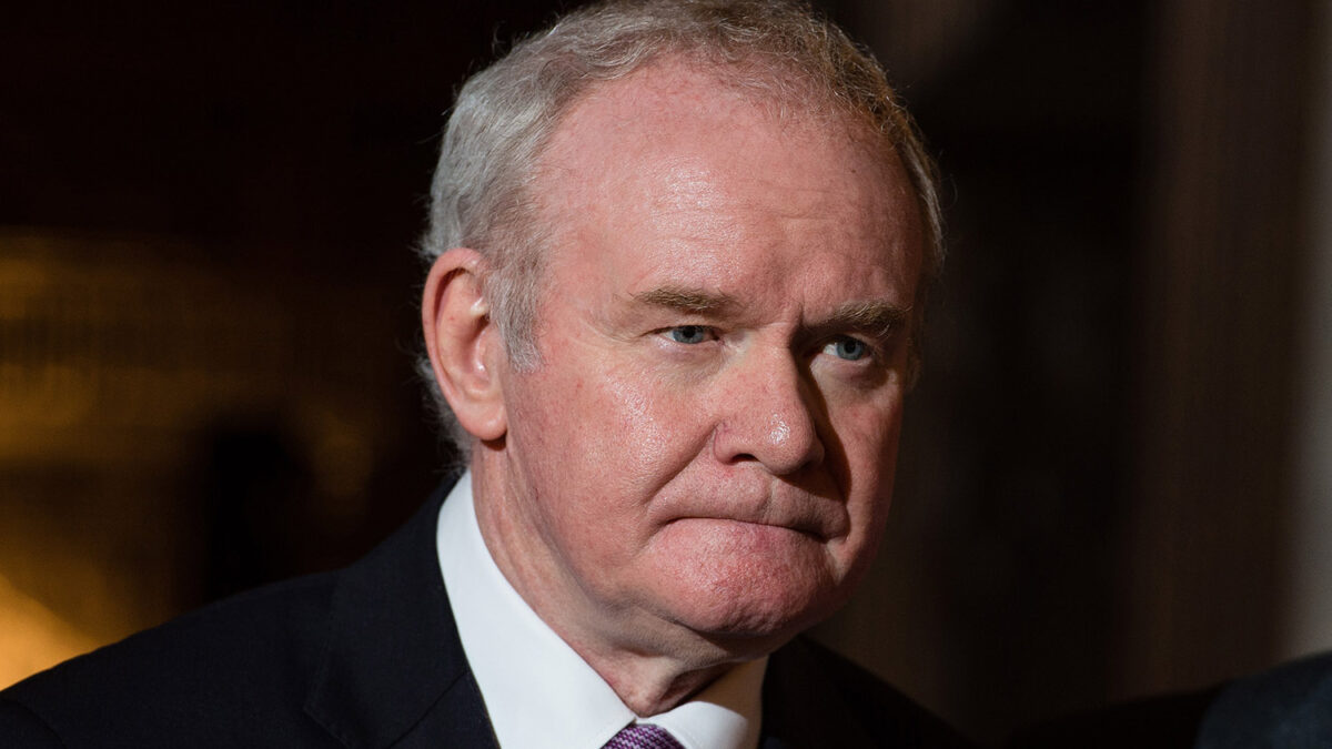 Dimite Martin McGuinness, viceministro principal de Irlanda del Norte