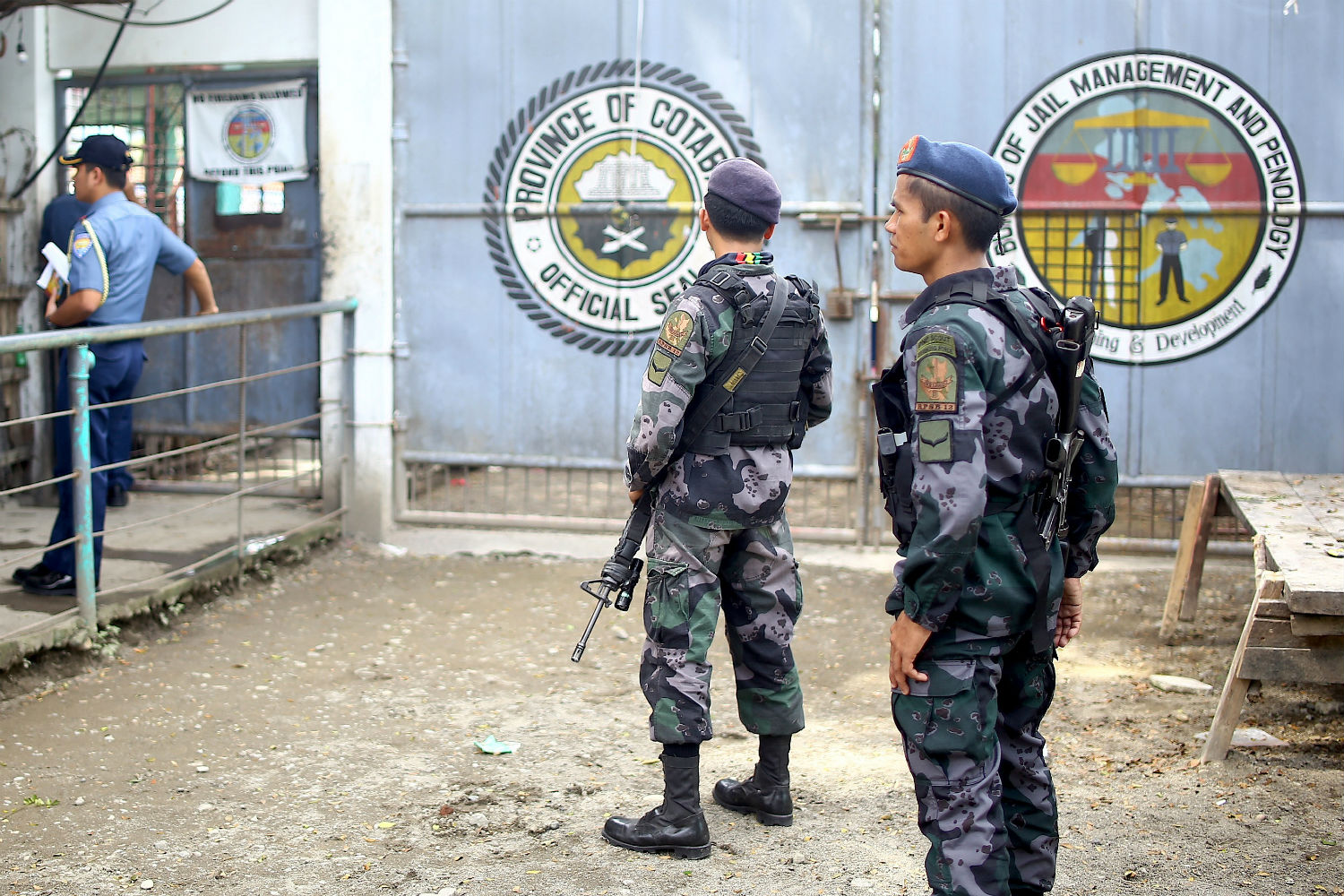 Hombres fuertemente armados liberan a más de 150 presos filipinos