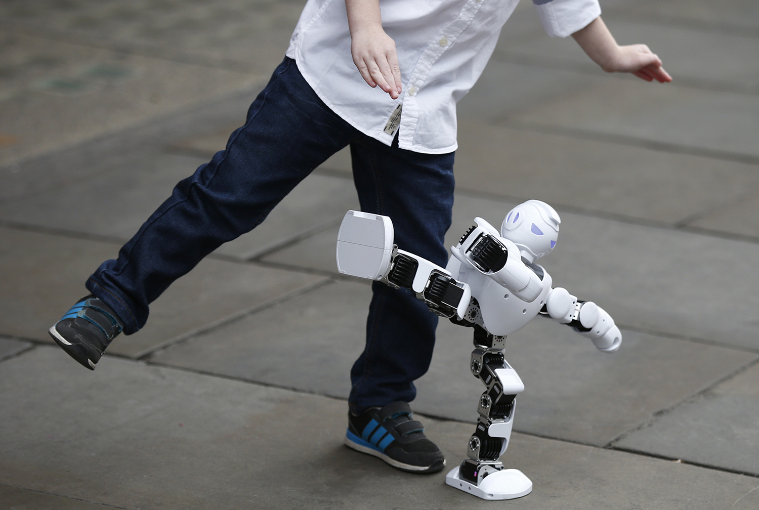 También se necesita gente que cree y enseñe a estos robots (Foto: Peter Nicholls/Reuters). 