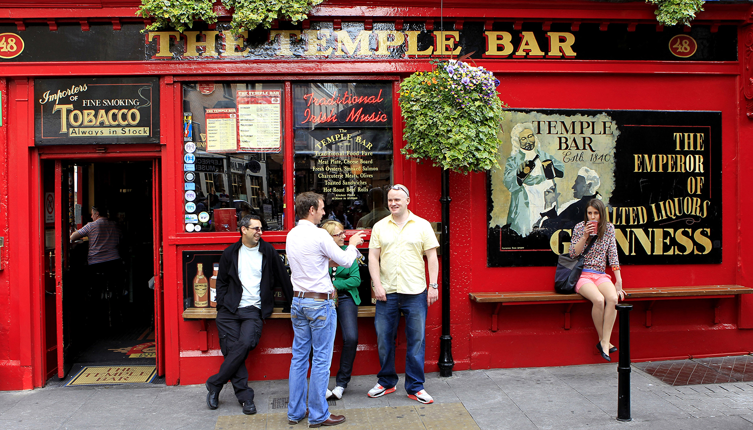 Temple Bar aglutina numerosos pubs, llenos de turistas (Foto: Peter Morrison/AP). 