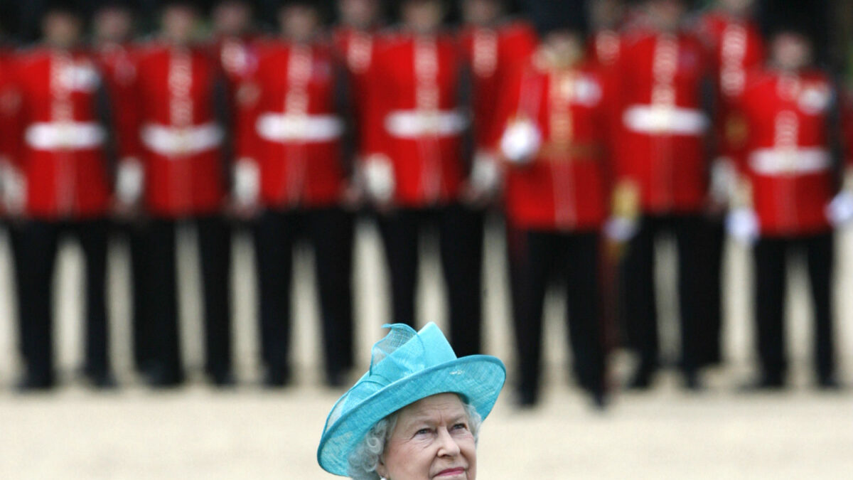 Un guardia de Buckingham Palace casi dispara a la Reina Isabel