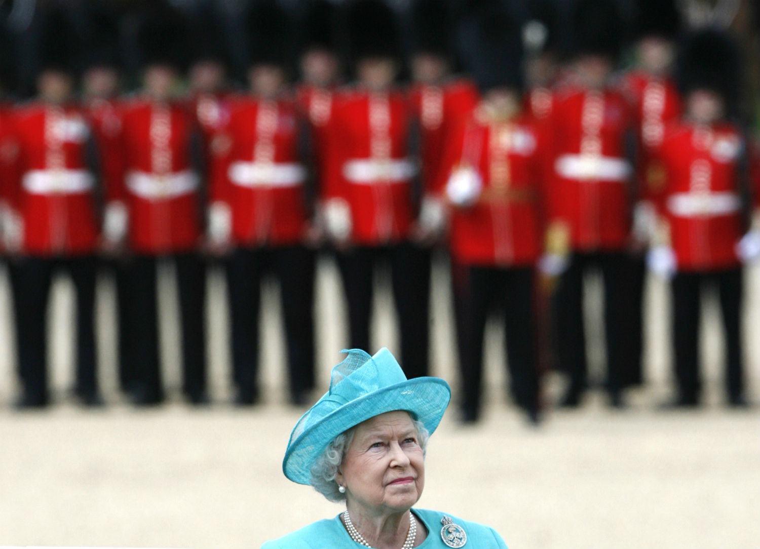 Un guardia de Buckingham Palace casi dispara a la Reina Isabel