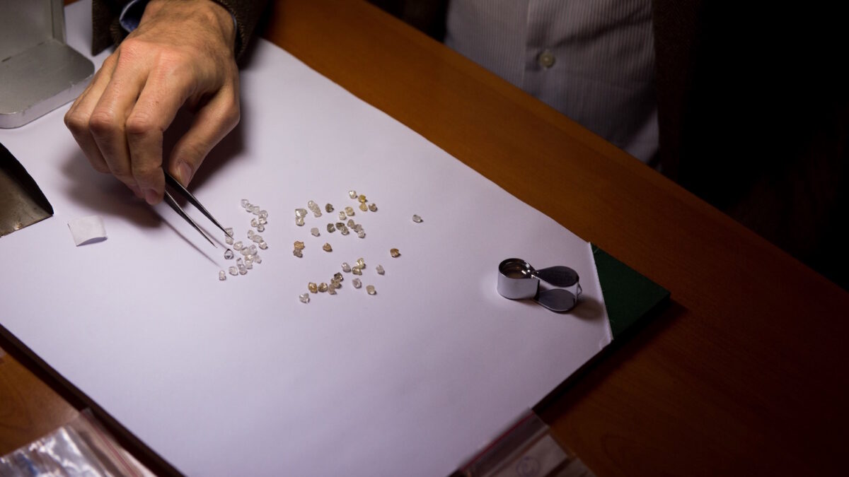 Arrestan a un hombre con 800 gramos de diamantes en los calzoncillos