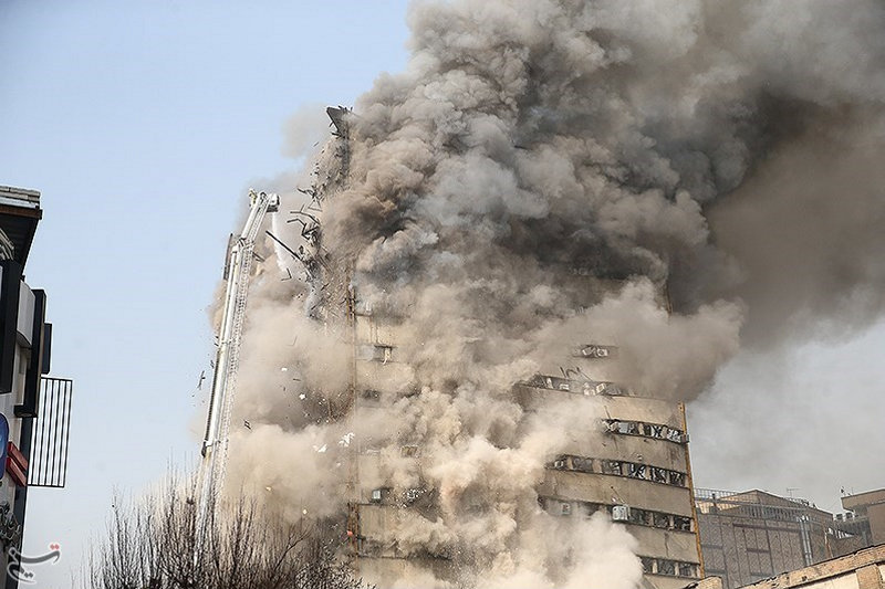 Mueren 30 bomberos en el incendio del rascacielos más antiguo de Irán