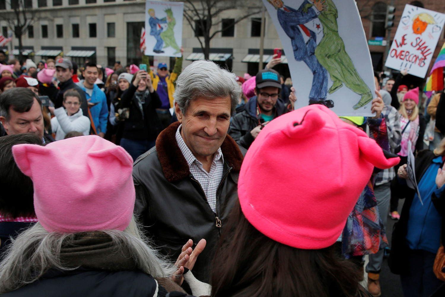 El ex Secretario de Estado de la Administración Obama, John Kerry, asistió también a la marcha en Washington. (Foto: Brian Snyder / Reuters)