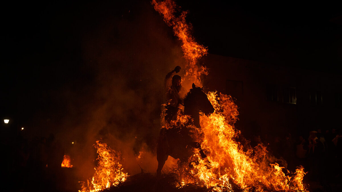 El polémico ritual de las Luminarias sigue obligando a los caballos a trotar entre las llamas