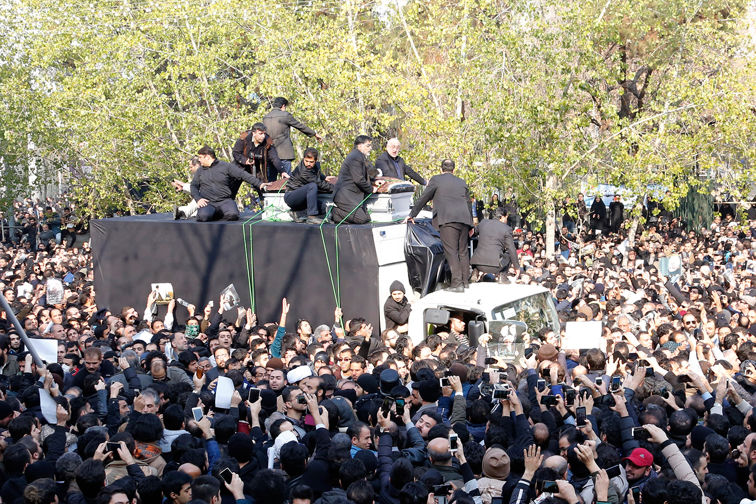 Cientos de miles de personas dan el último adiós al expresidente iraní Rafsanyani