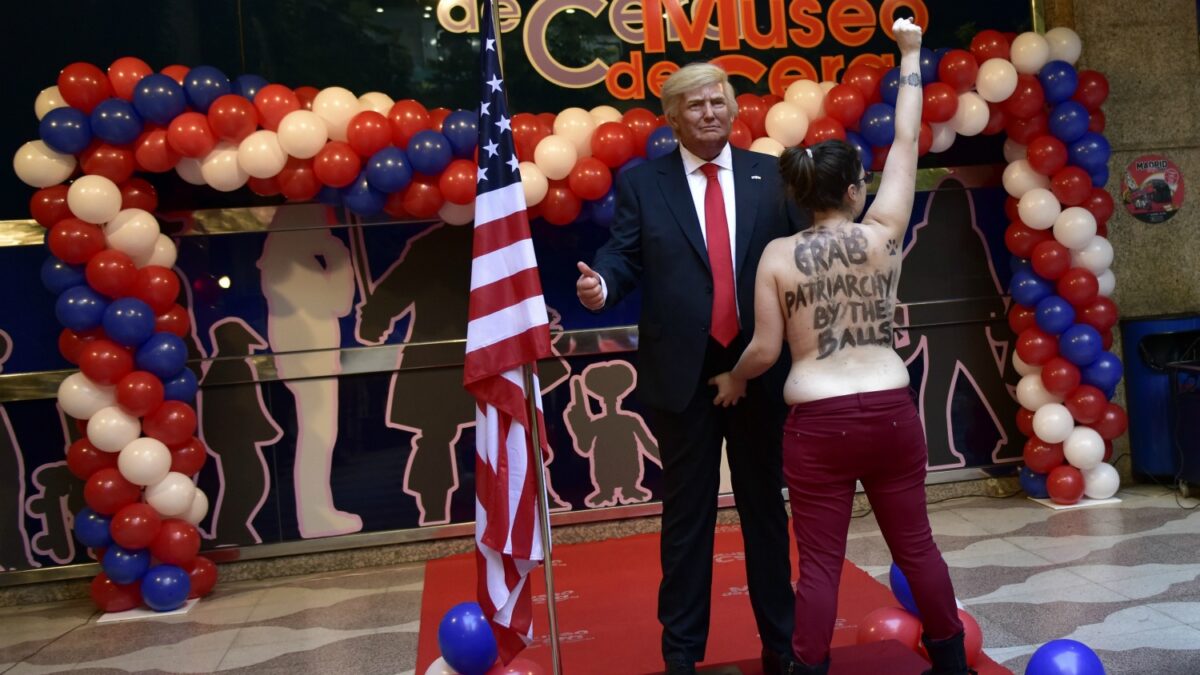 Una feminista protesta contra la estatua de Trump agarrándola por la entrepierna