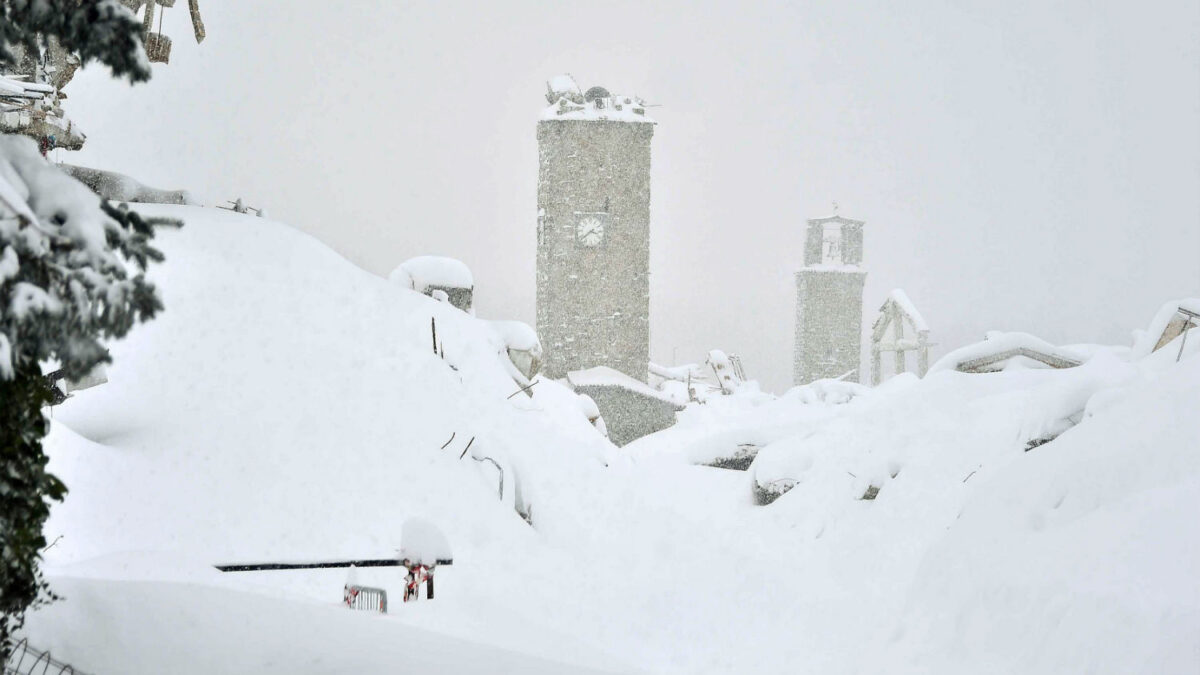 Una avalancha de nieve ha sepultado al menos a 20 personas en un hotel de Italia