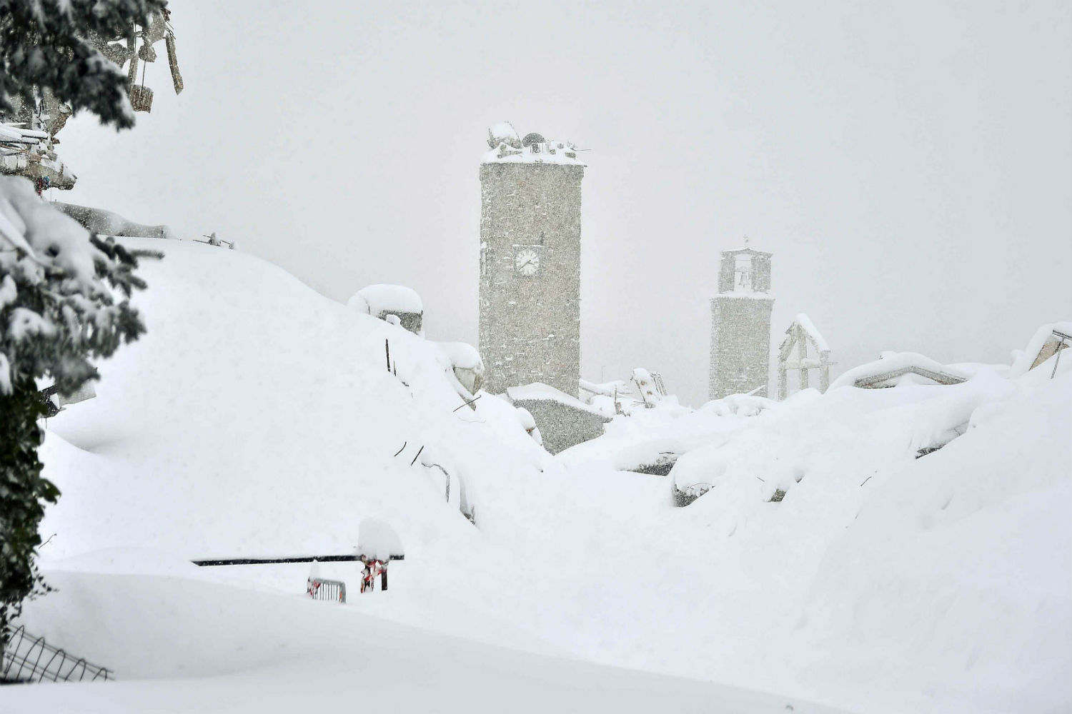 Una avalancha de nieve ha sepultado al menos a 20 personas en un hotel de Italia